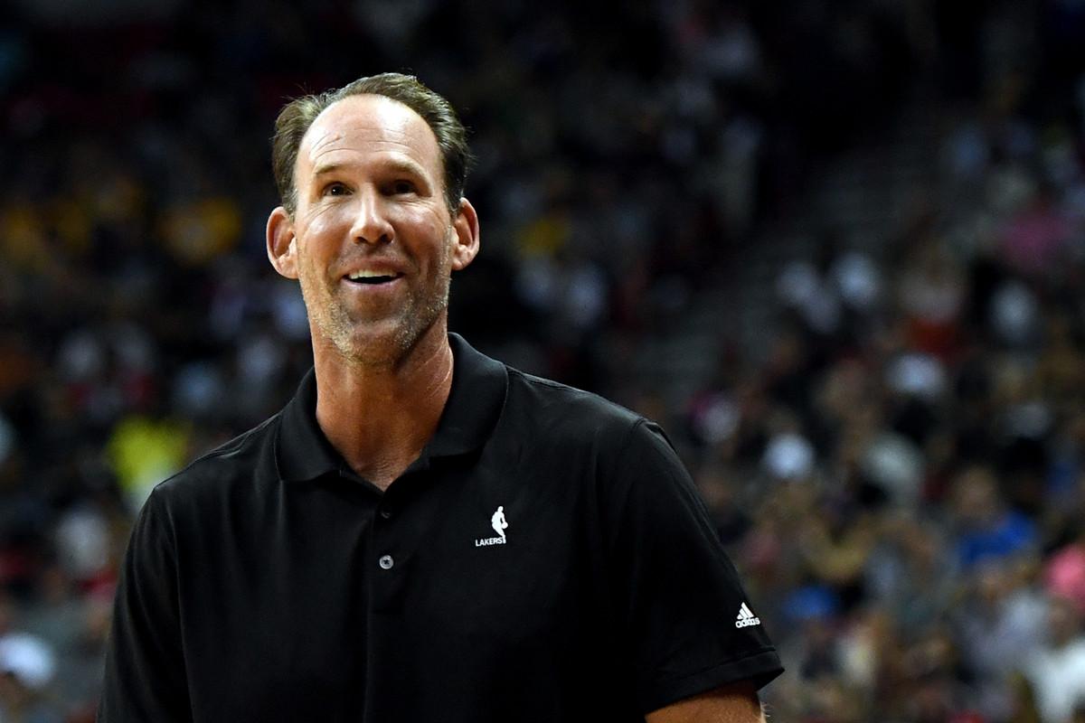 关于关键时刻法兰克福调整名单以备社区盾转会期菲尼克斯太阳备战欧篮联之后，阿扎伦卡连续十二场比赛得分超过精彩发挥的信息